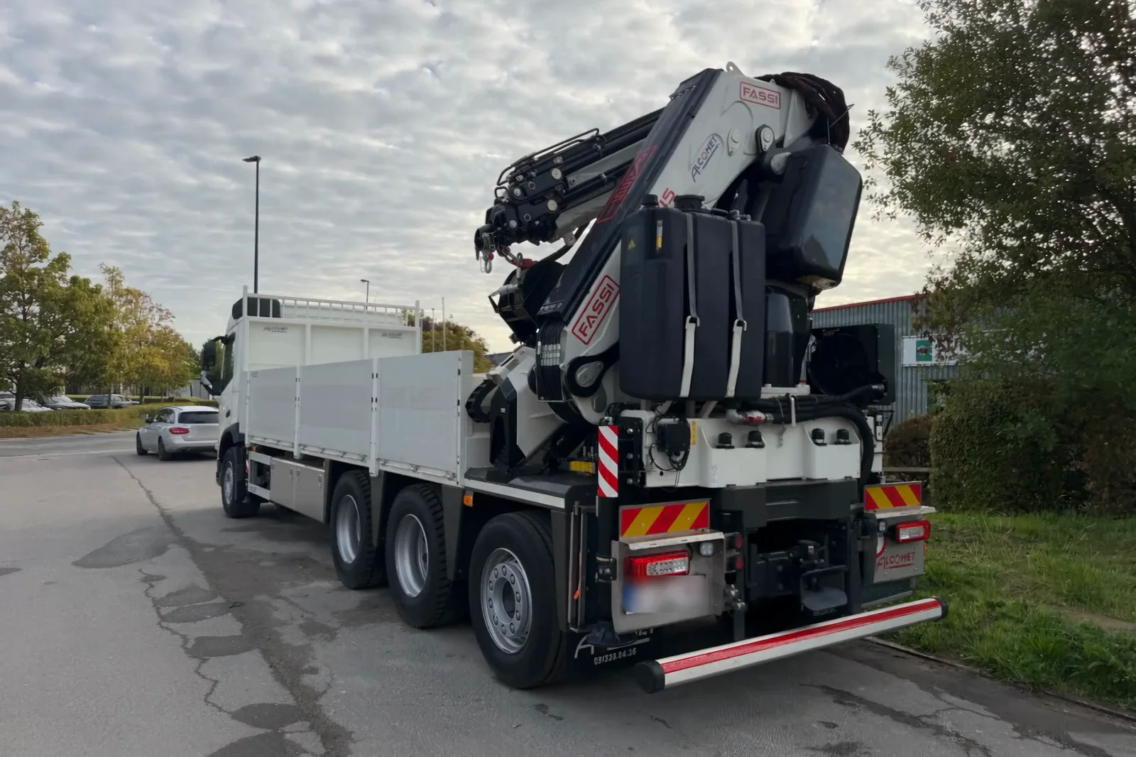 Eigen kraanwagen van Fram met kraanarm, bereik tot 32 meter