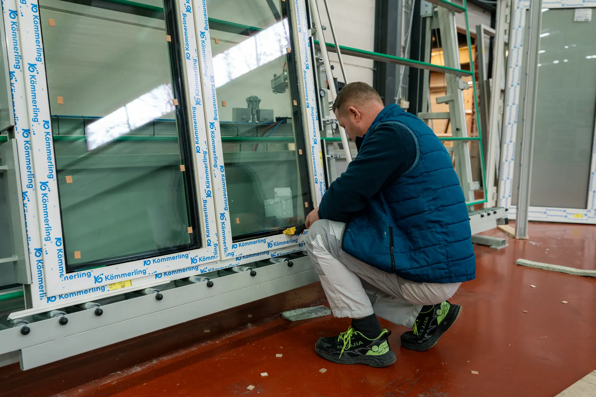 Vakkundige assemblage van een raam in het atelier van Fram in Kontich